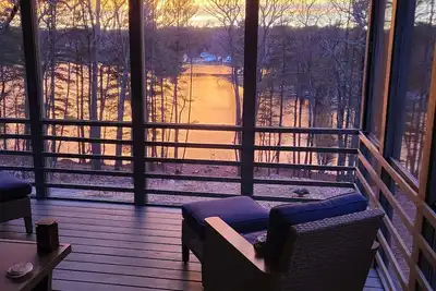 Image de \"Duck Rock\" Lakefront House with 200' Private Waterfront
