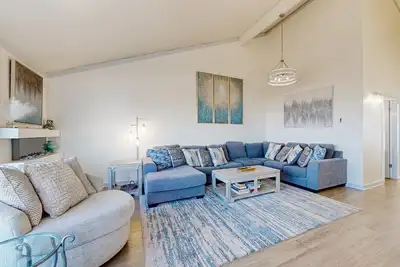 Image de Stunning ocean-view home with W/D, sauna, tennis court, & patio - beach access