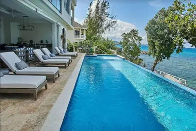 Petite Paradise - 4 Bedroom Beachfront Oasis
