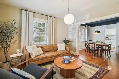 Image de Beautiful Cottage Style Home in Quiet Downtown Neighborhood