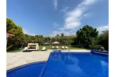 Image de A beautiful house with a pool and paddle tennis