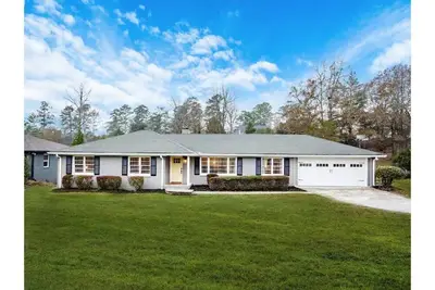 Image de Heart of Roswell- Stylish Ranch Near Canton St.