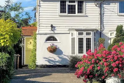 Image de Beautiful English cottage in the countryside yet close to the beach and other large towns/villages.
