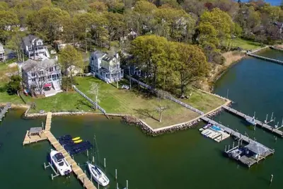 Image de Waterfront Estate w/ Private Beach + Dock