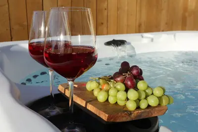 Image de High Tea Cottage~Hot Tub~Walk Downtown~Fire Pit