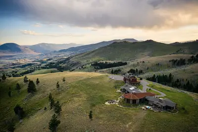 Image de New Moon Lodge, Vip, expansive mountaintop home, hot tub, firepit and acreage