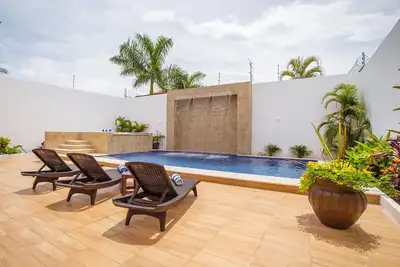 Image de New to Rental! Luxury Villa with heated pool and huge hot tub! Centrally located