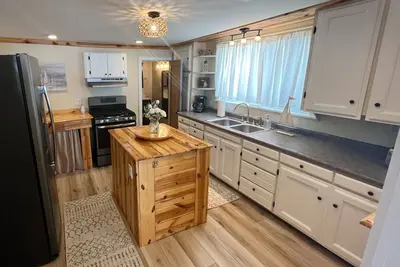 Image de Near Downtown & Beaches! Dogs Stay for Free!
