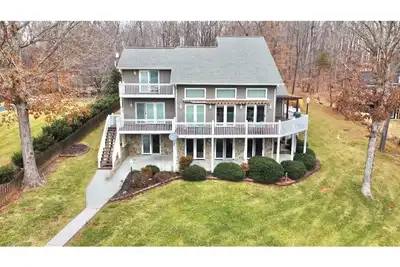 Image de Beautiful Home on a Private Lake