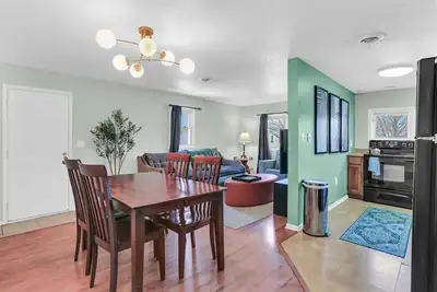 Image de Cozy 2 Bedroom Home Mins from Downtown Champaign