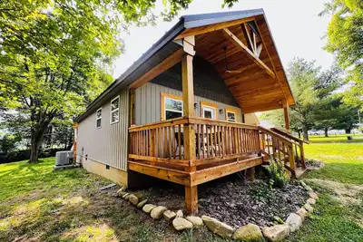 Image de A Cozy Creekside Hot Tub Retreat