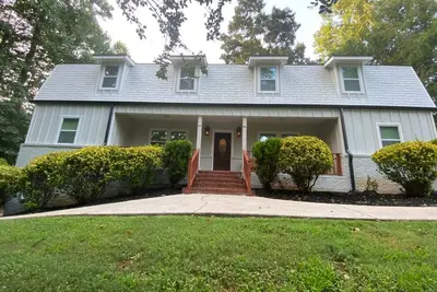 Image de 3 Apartments*King Beds*Walkable*Pets*Groups Okay!