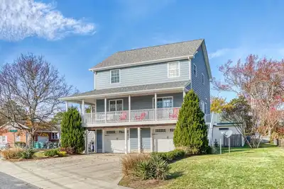 Image de Beach Haven | Walk to Downtown Chincoteague, Wraparound Deck, Smart TVs & Garage for Beach Gear