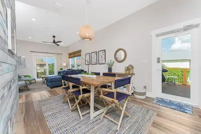 Image de Bring your boat to our cozy cottage in a quiet waterfront community.