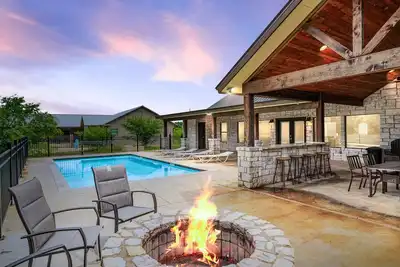 Image de Walking distance to concert venue, minutes from The Frio River, single story home, private pool
