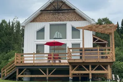 Image de Havre de paix situé entre le fleuve et la montagne