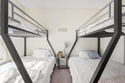 Image de 10 Min from Super Bowl, King Beds, Room for 10, Spa Shower