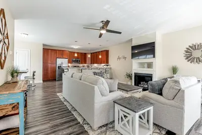 Image de ViBe District 4br • Steps from the Beach • Dogs Welcome