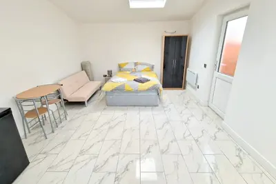 Image de Large Triple Studio Flat - Croydon