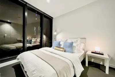 Image de Beautiful 2 Bedrooms w Kitchen! Possible Parking.