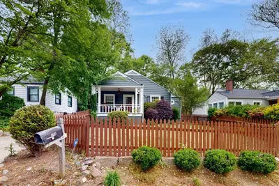 Image de Private retreat in the heart of the city with luxe furnishings and central Ac