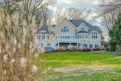 Image de Beautiful waterfront home on The Chesapeake Bay with private dock & beach access
