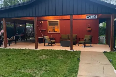 Image de Private cabin that sits on fenced in one acre lot. (Dog friendly)