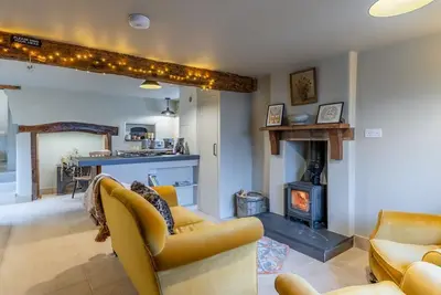 Cotswold Way Cottage, Rodborough - sleeps 4 guests  in 2 bedrooms