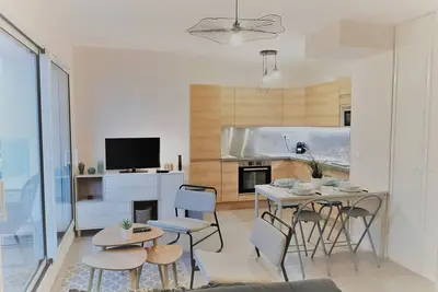 Image de Appartement moderne 3* avec balcon, proche du lac et plage, parking privatif, Wi-Fi inclus