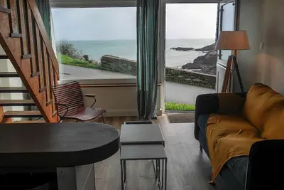 Image de Appartement rénové face à la plage avec vue mer et Wifi