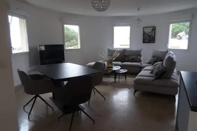 Image de Appartement spacieux à Hyères avec piscine, climatisation et Wi-Fi