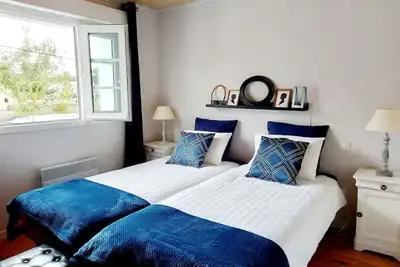 Image de Suite familiale avec 2 chambres, petit-déjeuner inclus, salon privatif, proche Laval et Château-Gontier