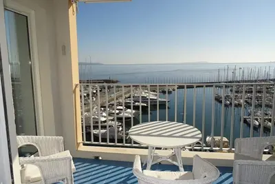 Image de Hyères Port T2 avec Clim et Wifi, Vue Mer