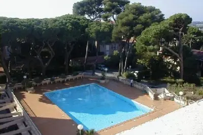 Image de Studio Cabine à Hyères : piscine, proche port, plages et aéroport, parking inclus