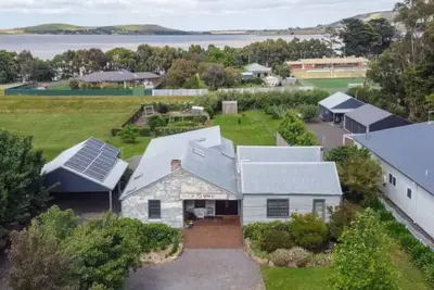 Image de Huckers Bakery: A Restful Country Retreat with Charm & Character