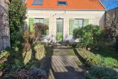 Image de Suite Familiale Privatisée avec Petit Déjeuner, Salon et Chambres au 1er Étage
