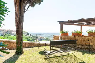 Image de Garden Apartment with Sea view -- hilltop Medieval village, 10' from the Beach.