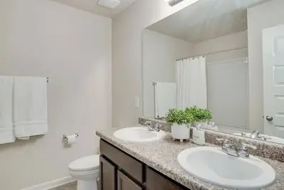 Image de Perfect location located in a quiet community.