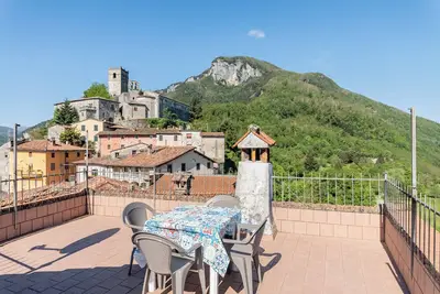 Image de L'appartement \"La Casa Di Anita\" avec vue sur les montagnes depuis une grande terrasse panoramique.