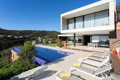 Image de Villa \"Lucía\" avec vue sur la mer, piscine, Wi-Fi et climatisation.