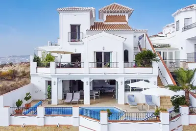 Image de Villa luxueuse avec vue imprenable sur montagnes et mer (13 pers. ) RECOMMANDÉ!