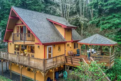 Image de Secluded Rustic Beauty with Hot Tub  in this Roomy Cabin Near Pacific City!