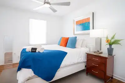 Image de New! 3 Br Home Steps away from Stadium & Downtown!