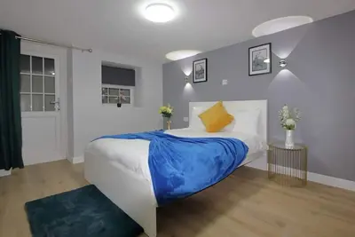 Image de Oasis, Central Self Contained Flat by CozyNest