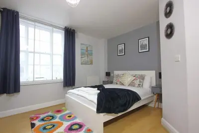 Image de Lovely 2 Bed 2 Bath Flat & Parking by CozyNest