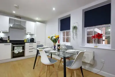 Image de Charming 2 Bed 2 Bath Flat & Parking by CozyNest