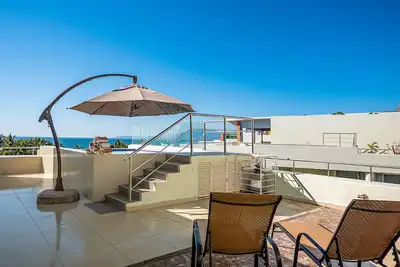 Image de Luxurious retreat with a scenic terrace pool & modern kitchen
