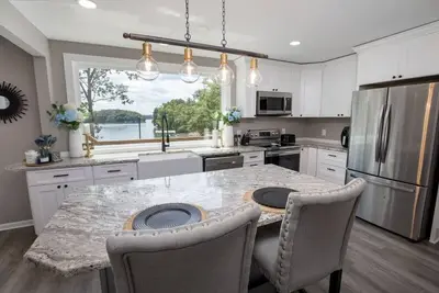 Image de Beautiful Lakefront Home on Lake Keowee w/ dock