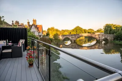 Image de Contemporary riverside retreat with views across the water and historic bridge
