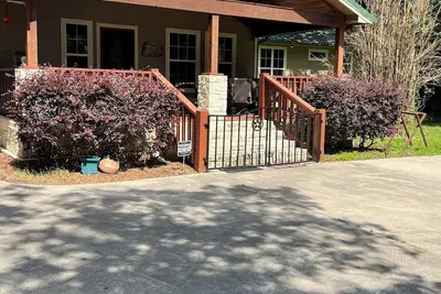 Image de The Manor_4 Br w/ Pool Table, Swimming Pond, and Sand Volleyball